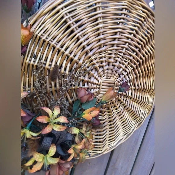 Vtg Woven Decor with Faux Florals - Picture 7 of 13